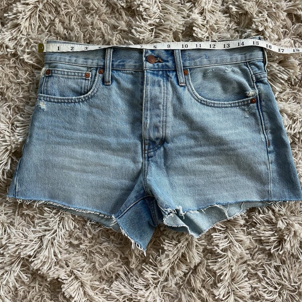 Like new size 25 Madewell Relaxed Denim Shorts in Cedarcroft Wash